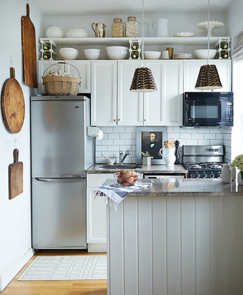 Với khu bếp này tủ lạnh được kê luôn trong khối tủ bếp, bếp nấu, bồn rửa dẫu nhỏ  nhưng vẫn đầy đủ, không gian phía trên là hệ kệ đóng - mở cực tiện 