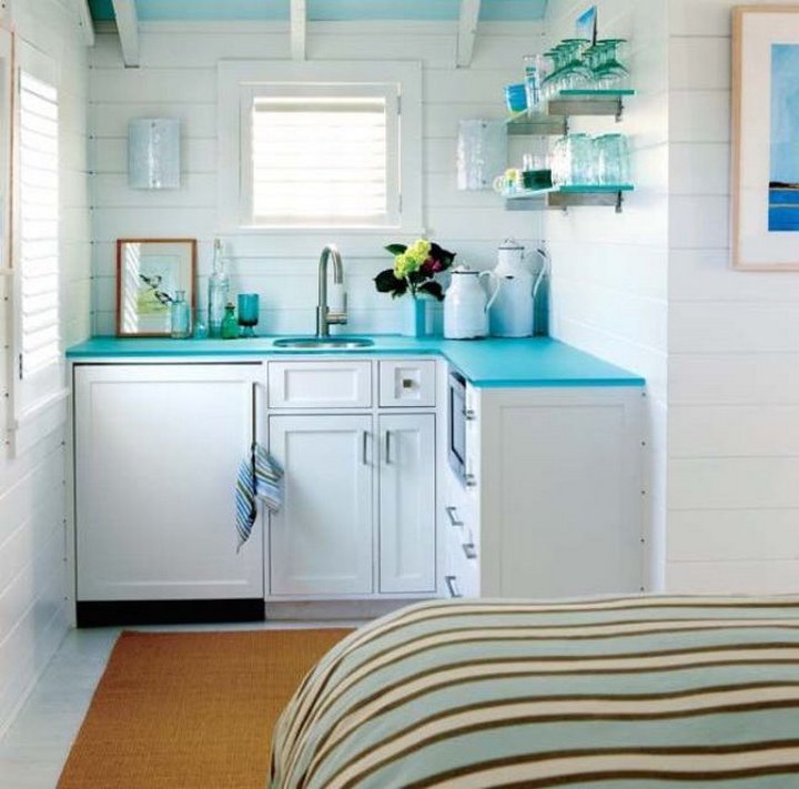 Nhờ các món nội thất hiện đại, phù hợp cho nhà nhỏ như lò nướng tích hợp trong tủ bếp, bếp từ có thể cất gọn sau khi sử dụng và màu xanh thanh lịch của ​ mặt bếp mà căn bếp này rất nhỏ vẫn đẹp khó cưỡng nổi