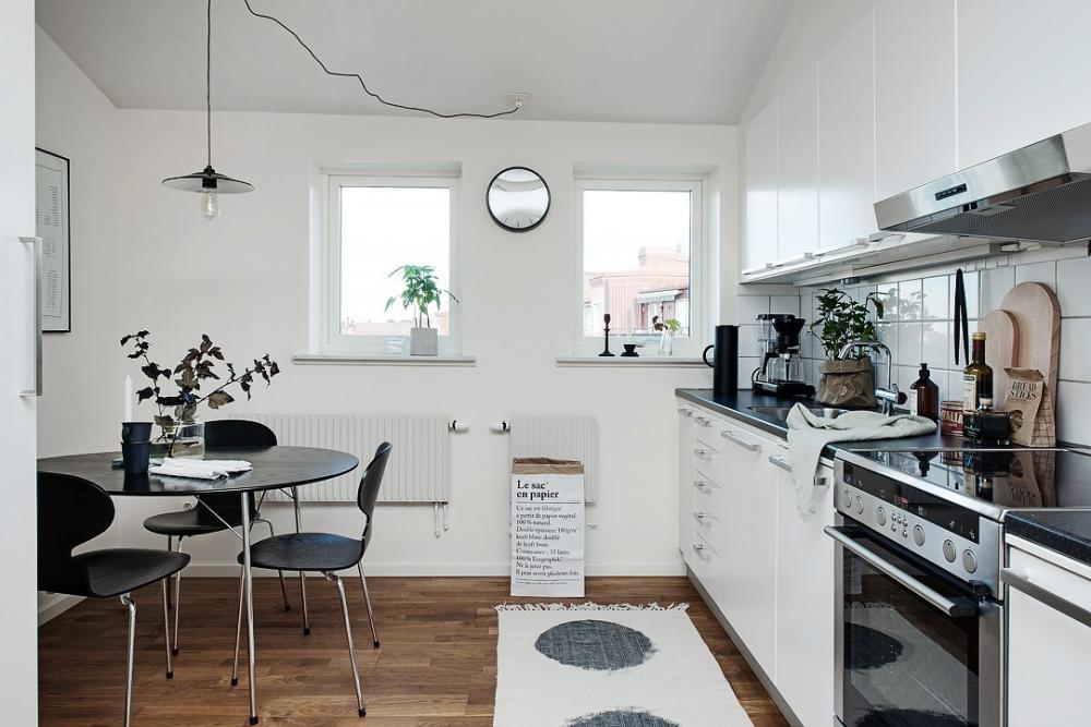 Sắc đen trắng dường như khiến không gian nhà bếp trở nên hiện đại ​ và tinh tế hơn rất nhiều