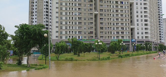 Một khu đô thị mới đưa vào sử dụng, nhưng đã bị cô lập  ​nhiều ngày bởi trận mưa đầu mùa tháng 5 vừa qua