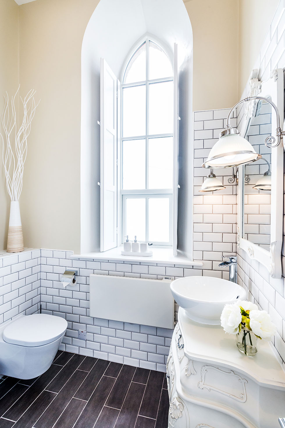Phòng tắm với những họa tiết cổ điển kết hợp tone mà trắng hiện đại