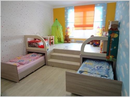 Tạo một mặt phẳng sàn cao hơn nền sàn cũ, lắp đặt giường ngủ nhỏ  ​cho trẻ có thể kéo ra và đẩy vào dưới mặt sàn