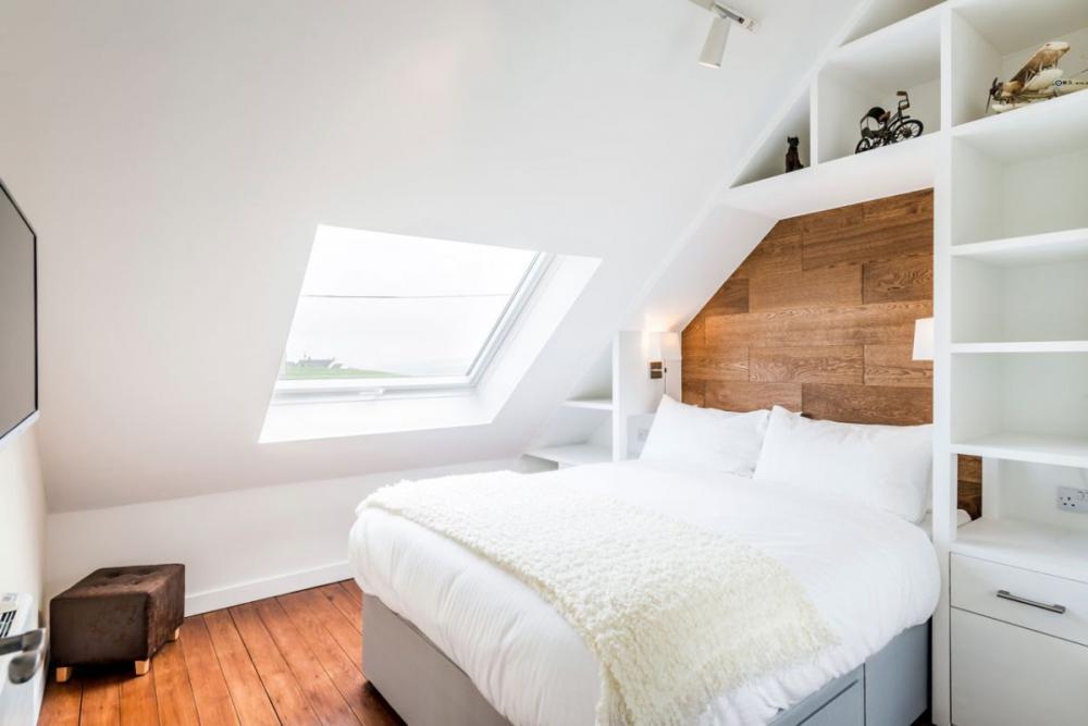 Các phòng ngủ đều được sử dụng tone màu trắng và  ​được nhấn nhá bằng màu gỗ ấm cúng