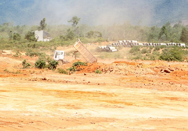 Hoạt động san đất đổ nền tại dự án Khu công nghệ thông tin Đà Nẵng.