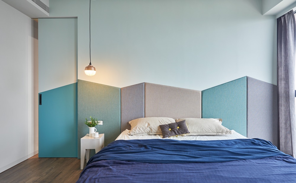 Phòng ngủ của bố mẹ với đầu giường nhiều đường zic zắc màu sắc