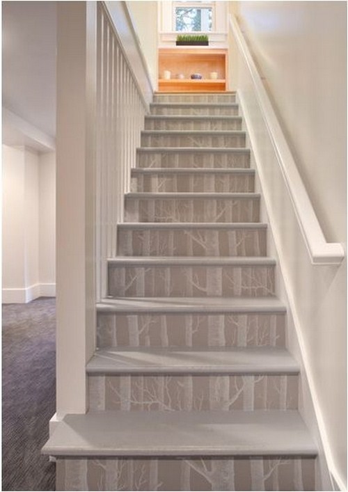 Có thể dùng giấy dán tường để dán các bậc cầu thang,  ​thay thế chúng cho những loại thảm trải nhà đắt tiền