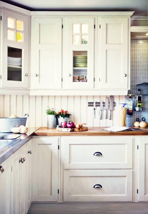 Tủ bếp sáng màu sẽ giúp cho khu vực nấu nướng bớt cảm giác bề bộn, nhỏ hẹp