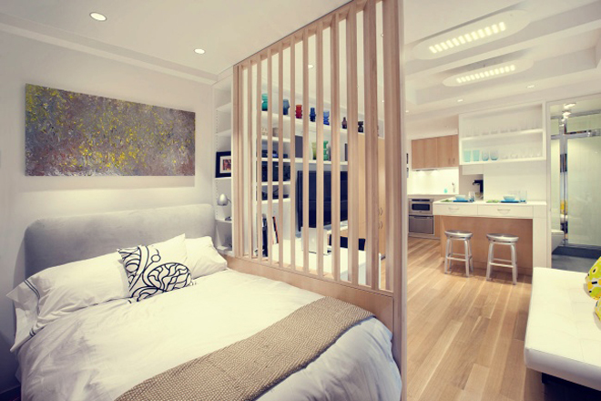 Vách ngăn gỗ được thiết kế nhẹ nhàng để phân chia  ​không gian phòng ngủ và phòng khách