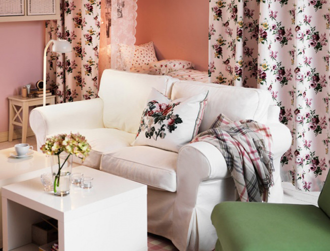 ​Trong các căn hộ chỉ có một phòng, kiểu rèm hoa lá sẽ giúp giấu luôn chiếc giường