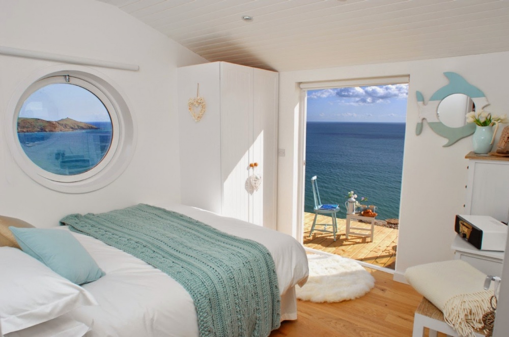 Phòng ngủ với tông màu trắng, view tuyệt vời ra bờ biển xinh đẹp