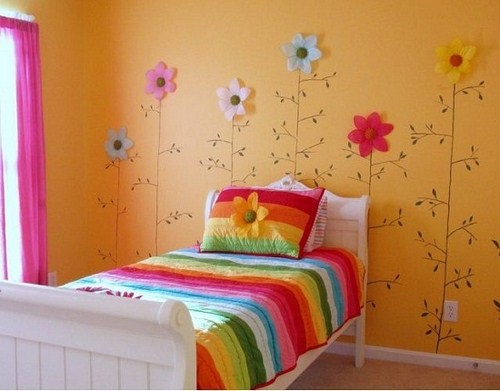 Chăn với màu sắc cầu vồng trở nên hài hòa trong không gian hoa lá của phòng ngủ