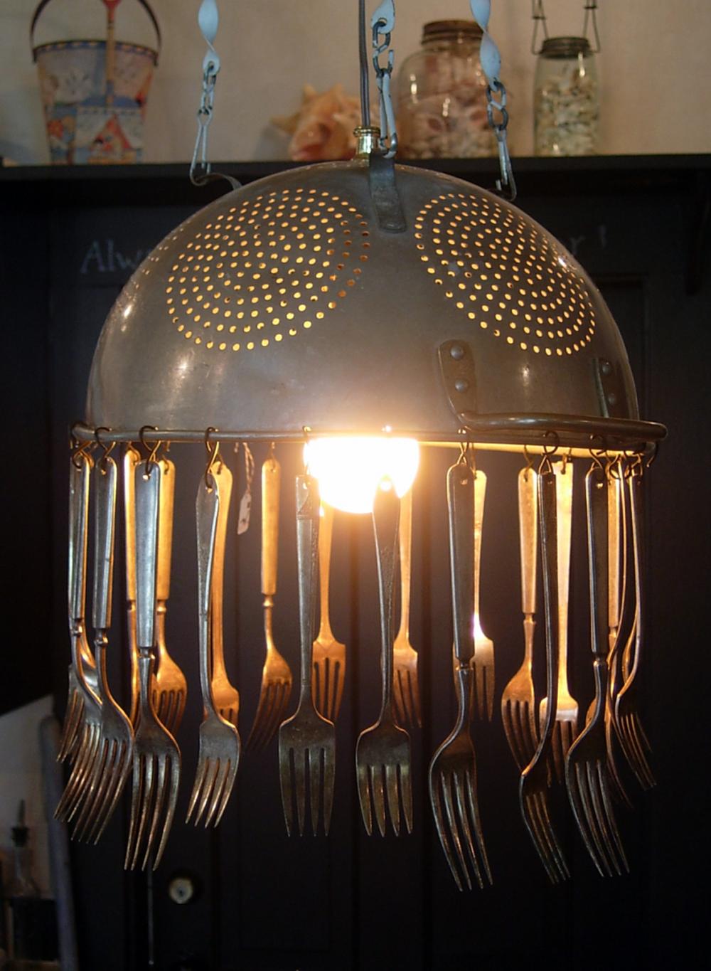 ​Một chiếc rổ và thật nhiều dĩa là vừa đủ cho một chiếc đèn lớn trong bếp