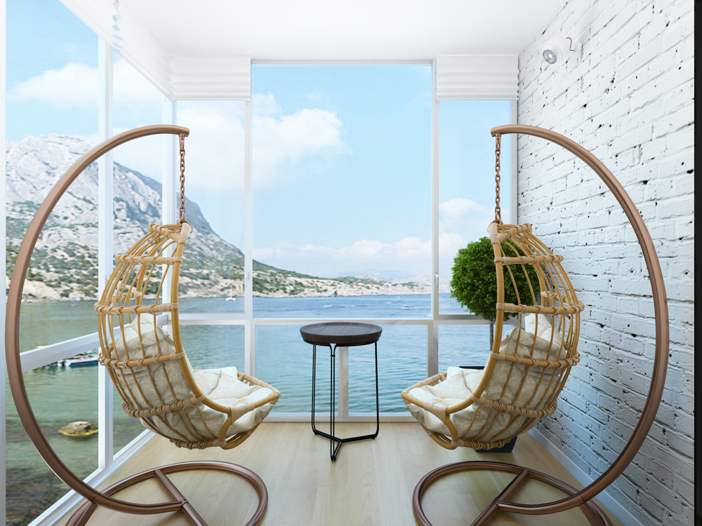 Chiếc ghế với thiết kế độc đáo giúp tận hưởng khung cảnh biển khơi bên ngoài căn hộ tuyệt vời hơn