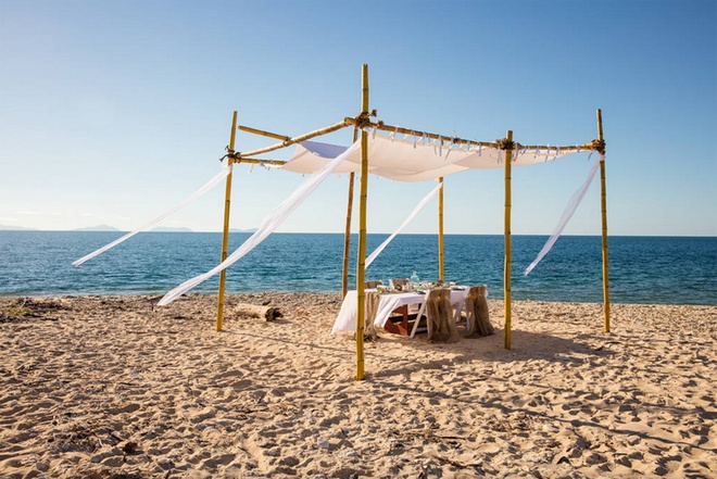 Đầu bếp người Australia, Neil Perry, sẽ chào đón những người  tới khu nghỉ bằng bữa ăn lãng mạn ngoài bãi biển