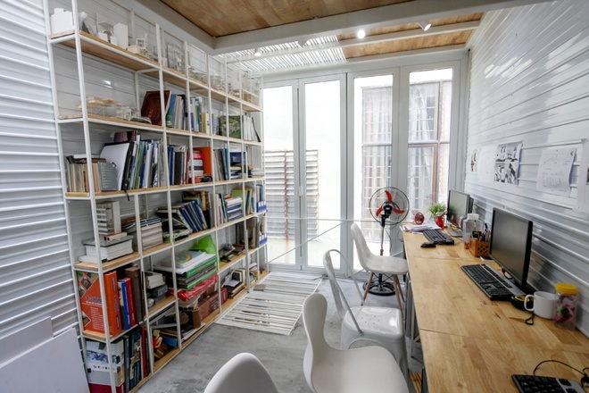 Đồ dùng trong nhà như bàn làm việc, kệ sách được thiết kế hẹp, mỏng, kê sát tường