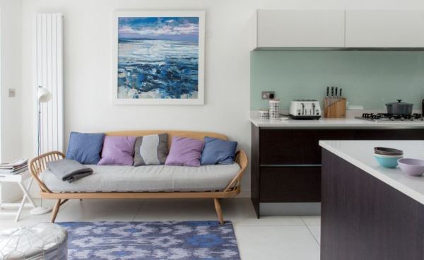 Màu tím oải hương của gối tựa tạo điểm nhấn cho sofa phòng khách