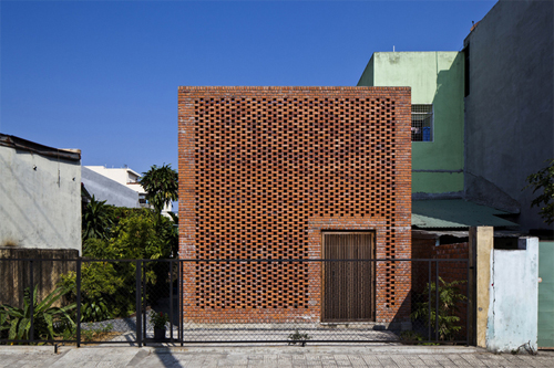 Ngôi nhà Tổ Mối ở Đà Nẵng có thiết kế gạch mộc giản dị,  ​cách xử lý vật liệu thông minh. Ảnh: Hiroyuki Oki