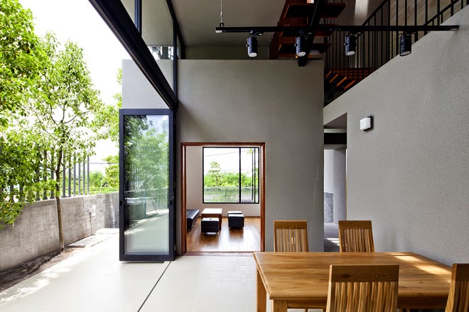 Các không gian trong nhà được thiết kế theo hướng hiện đại với không gian mở, đ ặc biệt là khu vực tầng 1 gồm phòng khách - ăn