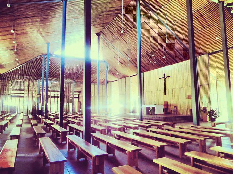 Hình dáng mái kết hợp với tiết tấu cột làm tăng thêm tính ​ linh thiêng của không gian thánh lễ