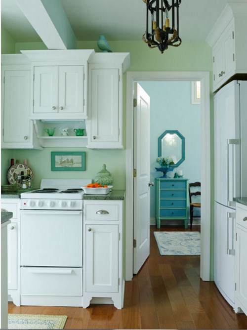 Sơn nước ở tường màu xanh cộng với sắc trắng của kệ tủ, thiết bị điện của tủ lạnh, ​ bếp lò… tất cả tạo được sự hài hòa cho không gian này hơn