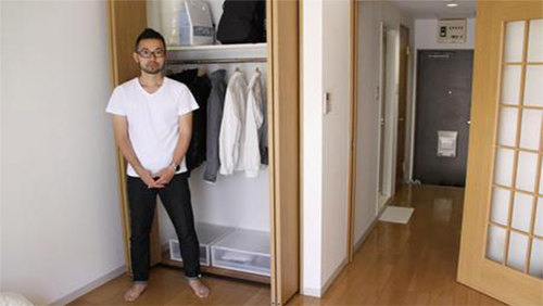 Căn hộ một phòng của Fumio Sasaki ở Tokyo chỉ có 3 chiếc áo sơ mi,  4 chiếc quần, 4 đôi tất và một ít đồ lặt vặt khác