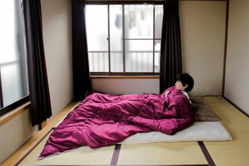 Trong căn hộ 22 m2 của  anh Katsuya Toyoda (BTV xuất bản online) chỉ có  ​một chiếc bàn, đệm futon để ngủ vào ban đêm và cất gọn vào ban ngày