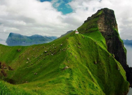 Ngôi nhà biệt lập này được tìm thấy ở quần đảo Faroe và nổi tiếng là một trong những ngôi nhà tách biệt nhất trên thế giới