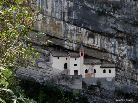  Tu viện này được xây dựng giữa hệ thống núi đá Eremo di San Colombano, miền Bắc Italy, là nơi ở của các tu sĩ trong nhiều thế kỷ