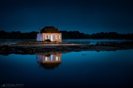 Ngôi nhà "cô đơn" trên đảo Ile de Saint Cado của Pháp