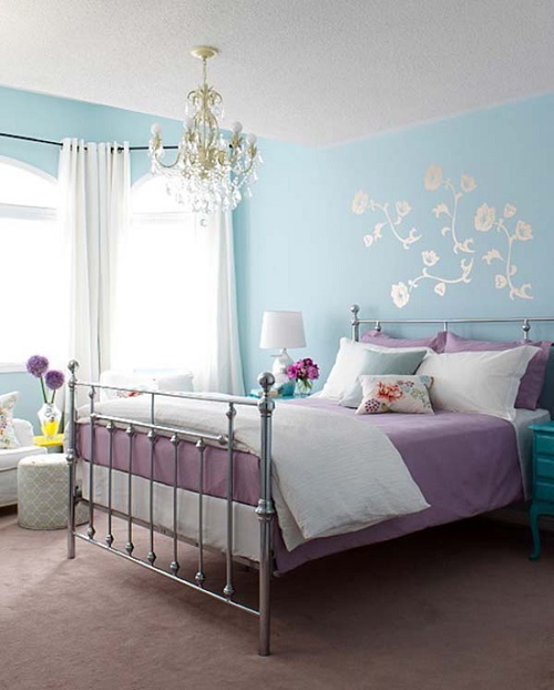 Không gian yên tĩnh của phòng ngủ được mang lại bởi sự kết hợp của màu xanh dương và tím
