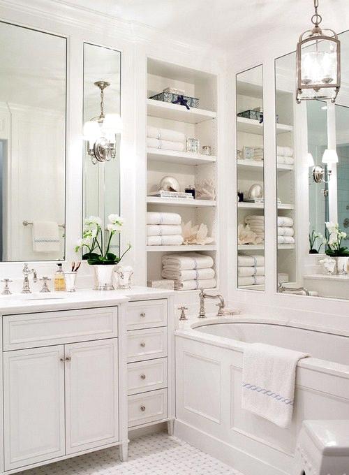 Phòng tắm toàn là sắc trắng từ bồn tắm, tường, gạch lát nền… tất cả đều đem lại cảm giác bình yên đến khó tả