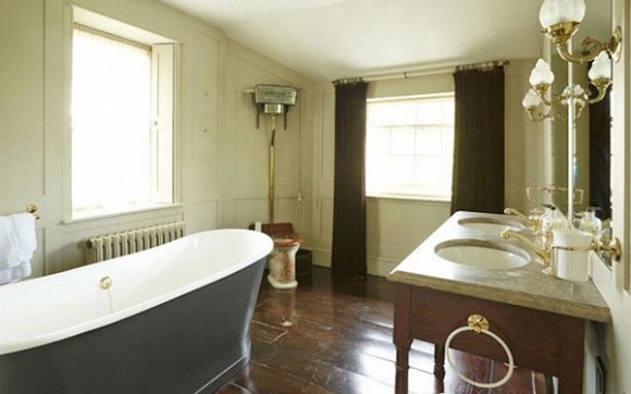 Phòng tắm được thiết kế theo phong cách sang trọng và cổ điển