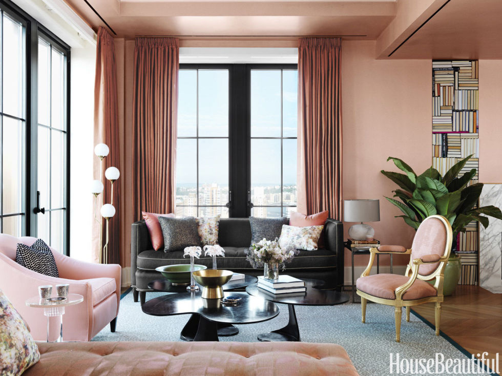 Nội thất màu đen trên nền hồng nhạt tạo nét quyến rũ, bí ẩn cho cả căn phòng