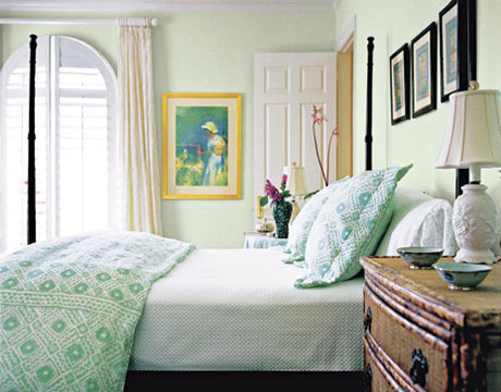 Bức tường màu xanh trong phòng ngủ mang đến không gian xanh mát trong mùa hè