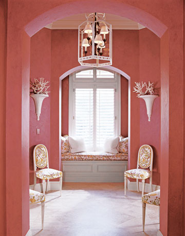 Màu hồng ấm áp được sử dụng trong phòng ngủ kết cấu hình bát giác, tạo không gian thoáng mát