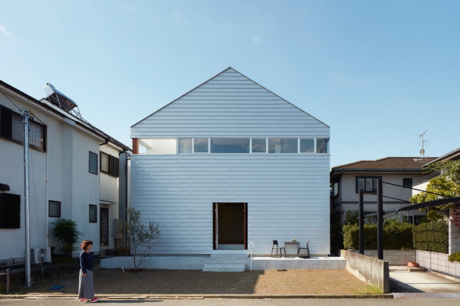 Ngôi nhà ở Shizuoka (Nhật) có vẻ ngoài giản dị như rất nhiều ngôi nhà khác nhưng lại sở hữu một sân chơi rộng trong nhà