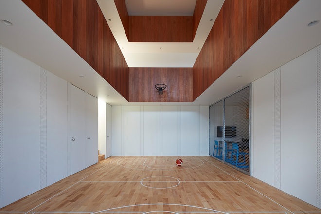 Bên trong ngôi nhà được thiết kế theo mô hình nhà thi đấu thể thao với sân bóng ở trung tâm, các khu vực chức năng của ngôi nhà được bố trí xung quanh