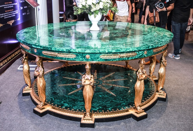 Chiếc bàn có đường kính 2,5m, được làm từ đá khổng tước, với giá 7 tỷ đồng của Italy là một trong những món đồ nội thất có giá "khủng" vừa được bày bán tại một triển lãm nội thất ở Hà Nội