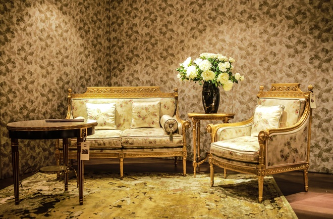 Bộ bàn ghế này có khung làm từ gỗ sồi được chạm khắc và sơn vàng ánh kim gồm sofa 2 chỗ ngồi, ghế đơn, bàn lớn, bàn nhỏ có mức giá khoảng một tỷ đồng