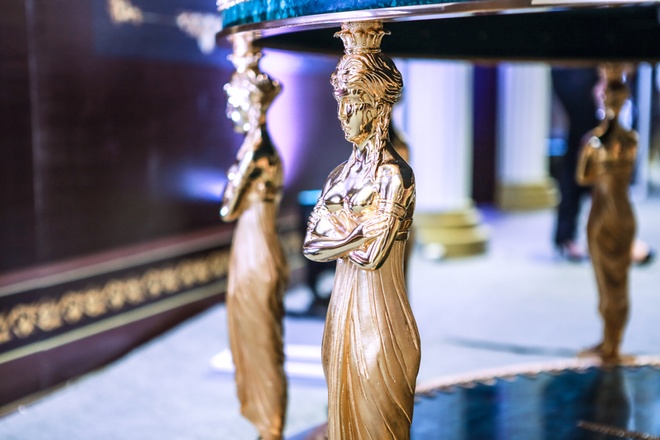 Chân bàn gồm 10 10 bức tượng nữ thần Venus đứng thẳng được mạ vàng 