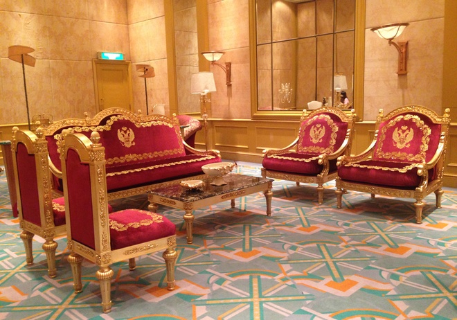 Bộ bàn ghế nhung đỏ có giá 2,3 tỷ đồng, phần tay vịn, chân ghế được mạ vàng, đệm ghế được thêu chỉ vàng kim tuyến gắn kim cương Swarovski