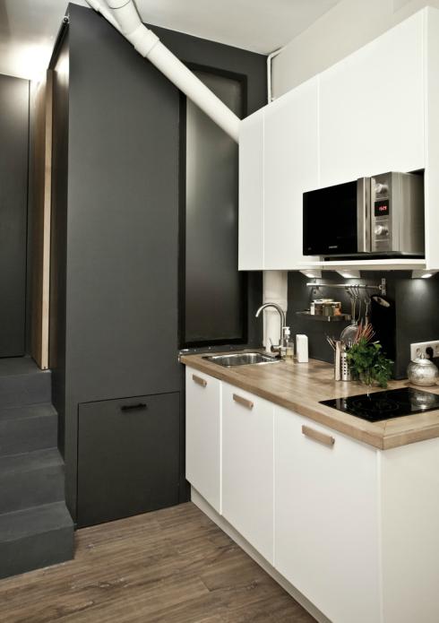 Hệ tủ bếp cả ở trên lẫn dưới đảm bảo không gian lưu trữ cho ngôi nhà