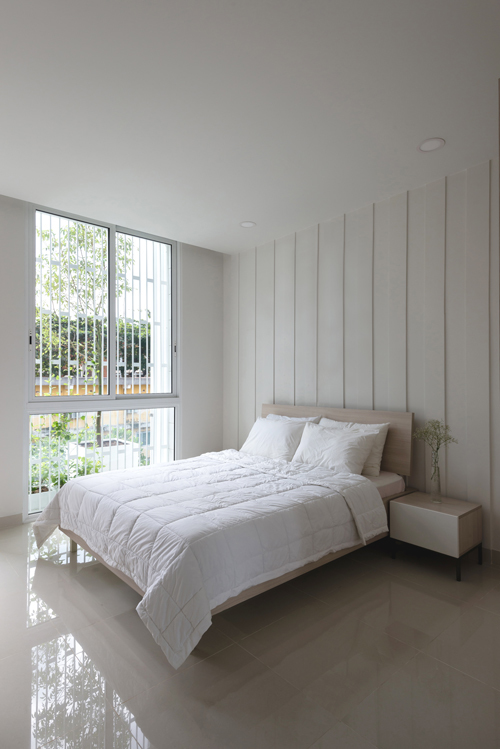 Phòng ngủ với gam màu trắng yên tĩnh và giản dị