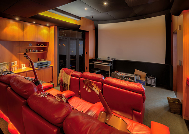 Phòng giải trí mini với nội thất màu đỏ nổi bật