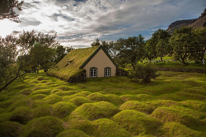  Kiểu nhà giống túp lều đặc trưng của vùng nông thôn Bắc Âu với mái trải dài xuống tận mặt đất khiến nơi ở của người dân như được cỏ bao trùm toàn bộ