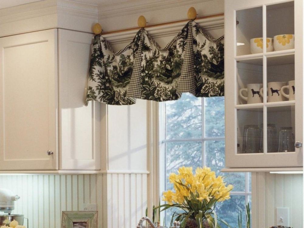 Một chiếc rèm cửa lửng với họa tiết bắt mắt có thể tạo điểm nhấn cho phòng bếp