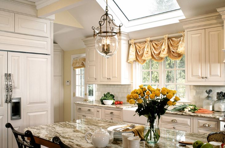 Chọn loại vải rèm dày, nặng và màu vàng gold kết hợp với nội thất phòng bếp màu trung tính sẽ tạo nên một không gian bếp sang trọn