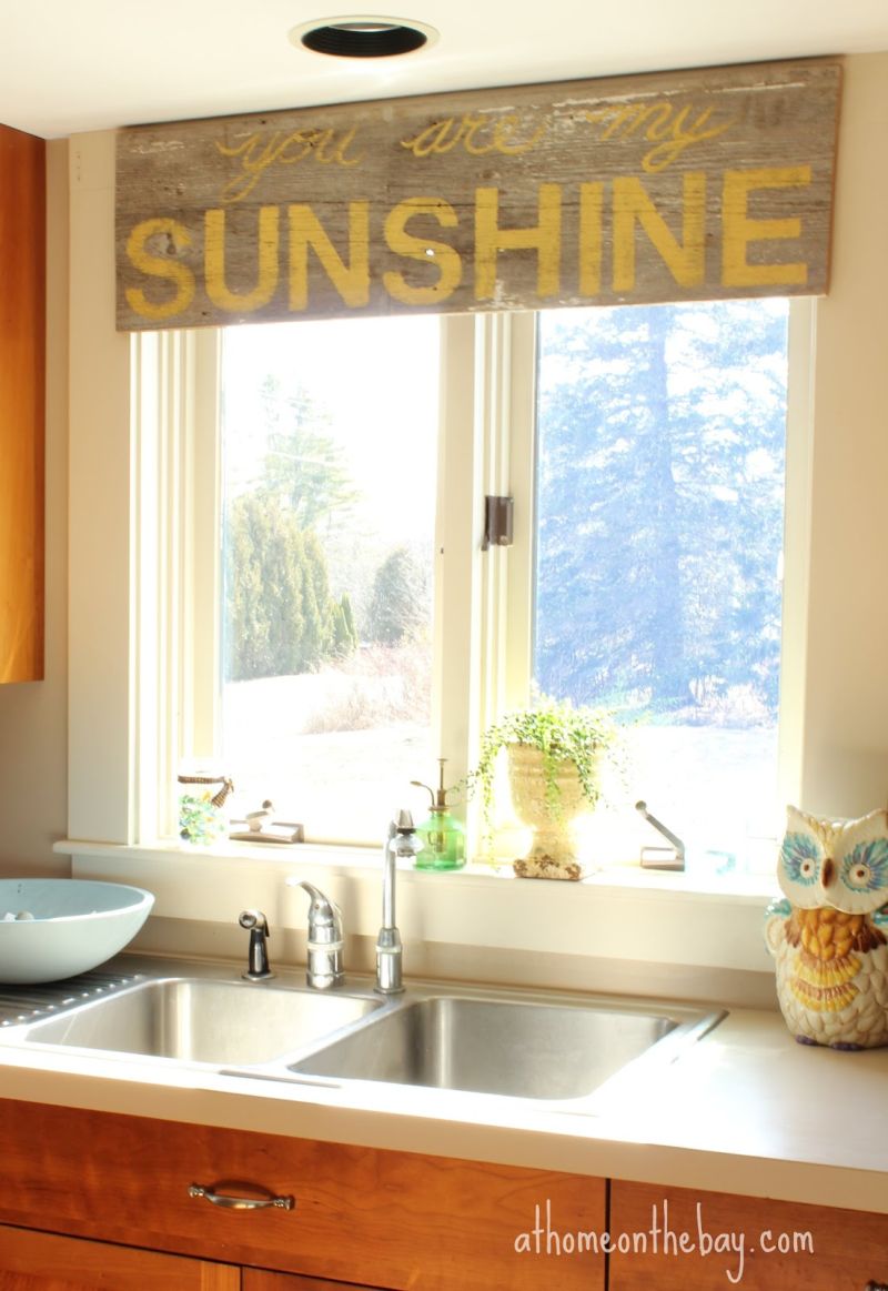 Một chiếc bảng gỗ cũng có thể giúp cửa sổ phòng bếp của bạn sinh động hơn