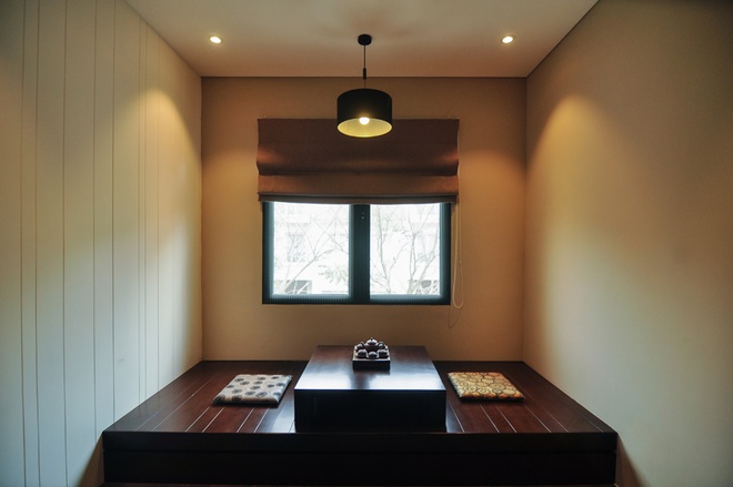 Ngôi nhà được bố trí thêm không gian phòng trà tĩnh lặng, chỗ ngồi kiểu Nhật
