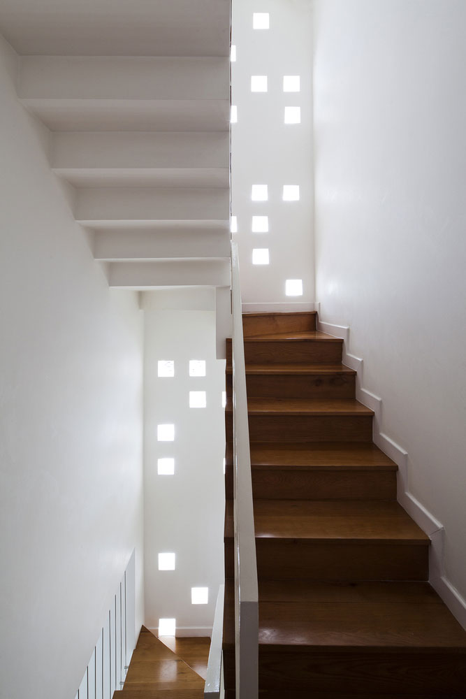 Những ô thoáng nhỏ trên tường đảm bảo ánh sáng mà vẫn giữ được sự riêng tư cho ngôi nhà